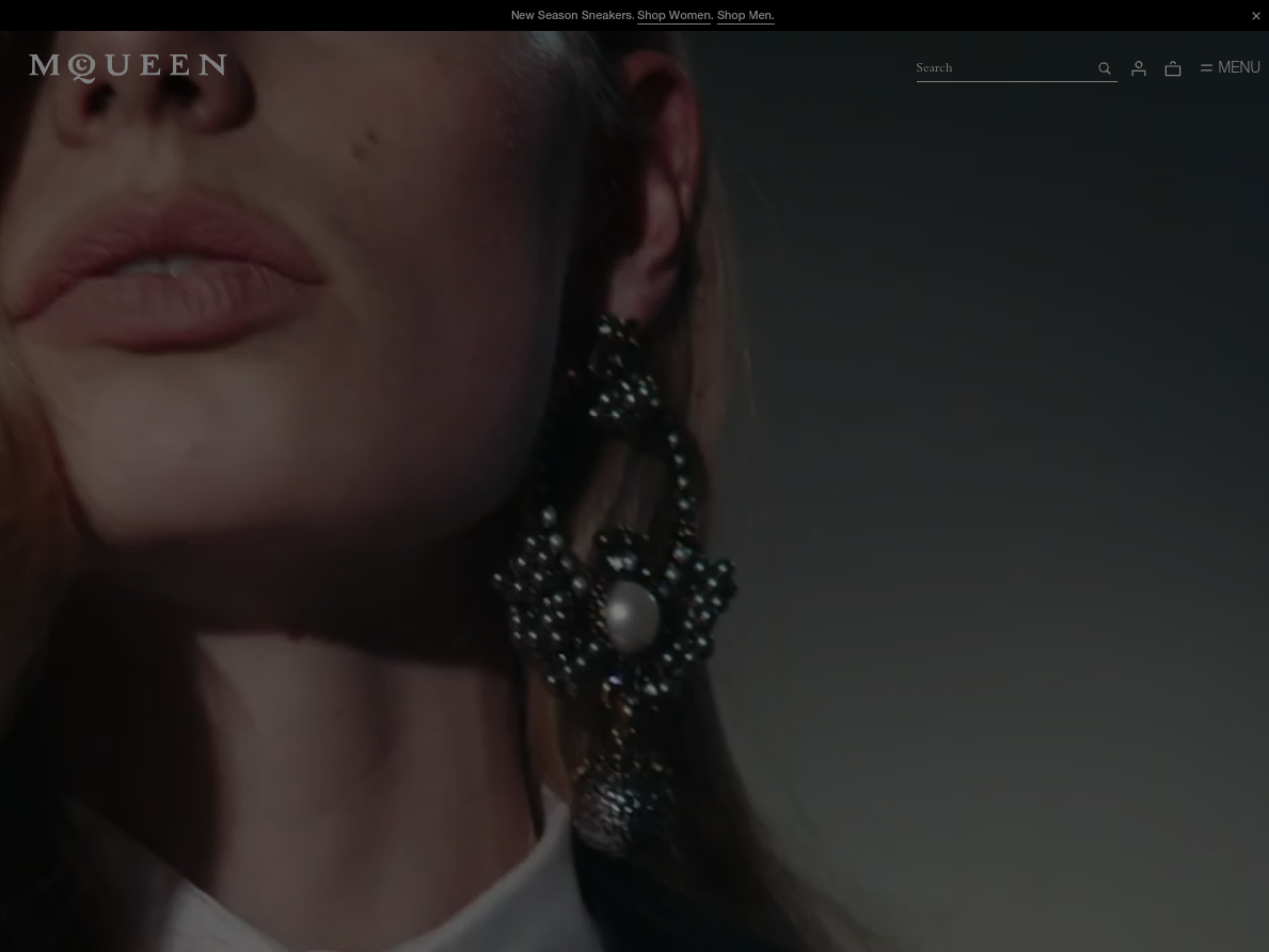 Alexander McQueen 웹사이트 데스크톱 화면 스크린샷 — 다크 모드, 플레이풀 스타일