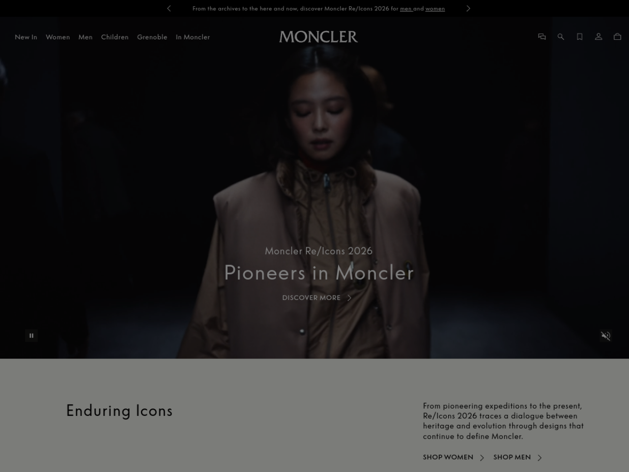 Moncler 웹사이트 데스크톱 화면 스크린샷 — 다크 모드, 에디토리얼 스타일