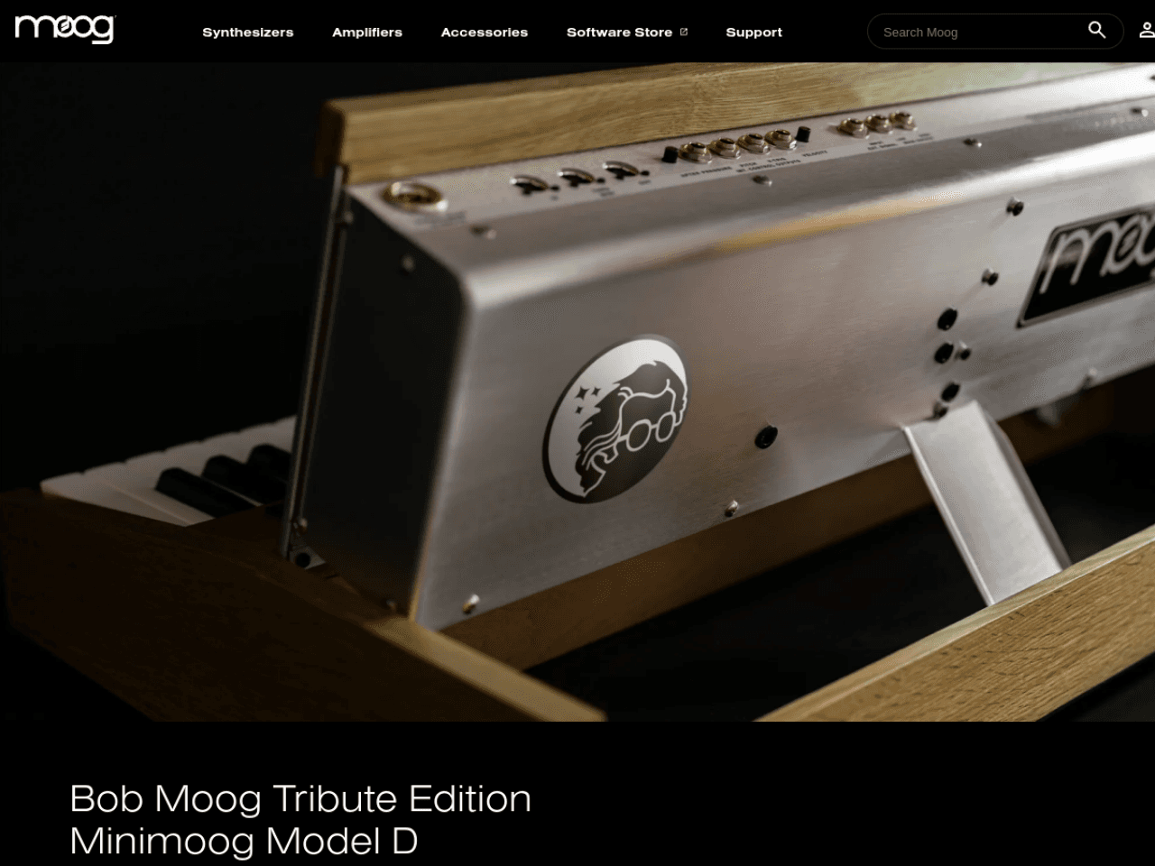 Moog Music 웹사이트 데스크톱 화면 스크린샷 — 다크 모드, 모노크롬 스타일